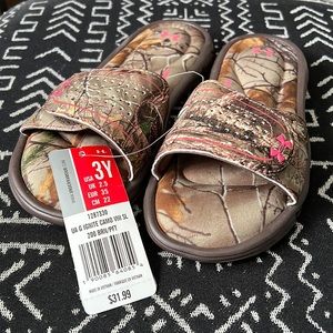 Under Armour Camo Sandals Flip Flops Slides Boys size 3 Y